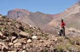Momento de descanso e admiração da paisagem do parque Provincial Aconcagua, na nossa caminhada de saída do parque, na região de Mendoza, oeste da Argentina